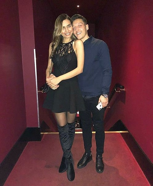 Mesut Özil'den Amine Gülşe'ye romantik sürpriz - Resim: 1