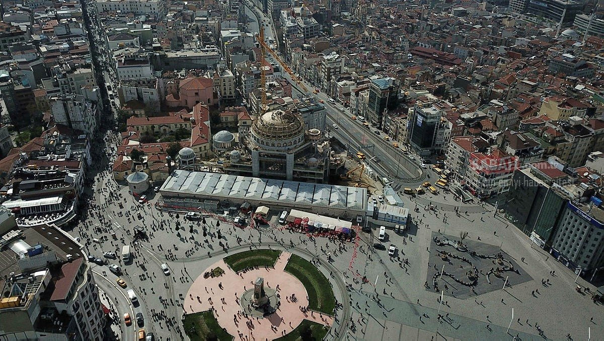 Taksim Camii ile Rum Ortadoks kilisesi aynı karede ...