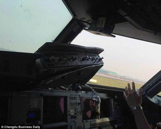 Uçakta şoke eden olay ! Pilot camdan fırlıyordu...