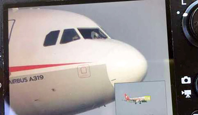 Uçakta şoke eden olay ! Pilot camdan fırlıyordu...
