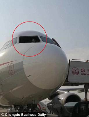 Uçakta şoke eden olay ! Pilot camdan fırlıyordu...