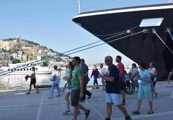''Zenginler gemisi'' Kuşadası'nda