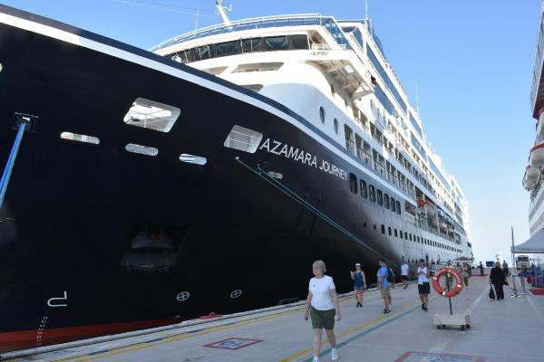 ''Zenginler gemisi'' Kuşadası'nda
