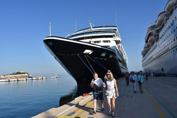 ''Zenginler gemisi'' Kuşadası'nda