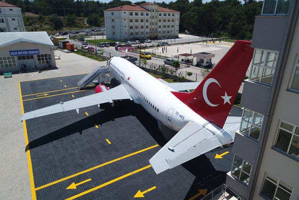 Lise bahçesindeki 'yolcu uçağı' gören donup kalıyor
