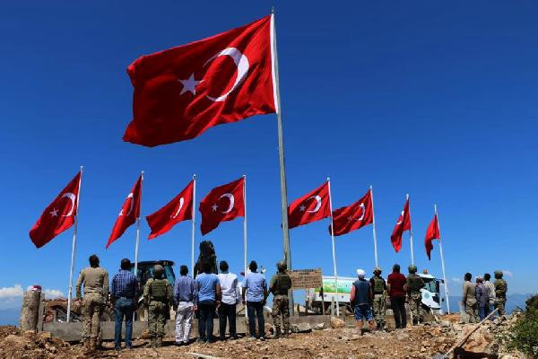 9 şehit verilen tepeye 9 Türk bayrağı