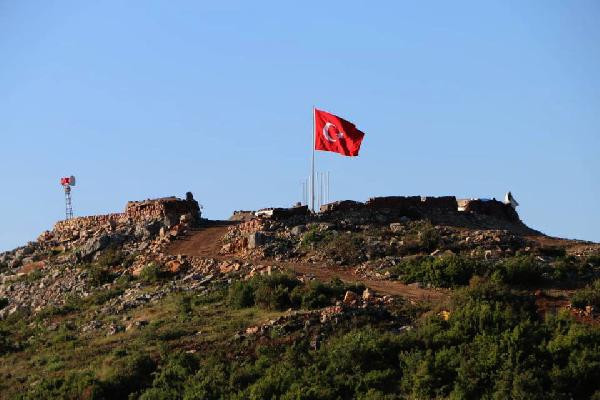 9 şehit verilen tepeye 9 Türk bayrağı