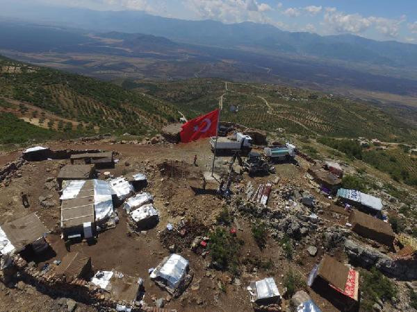 9 şehit verilen tepeye 9 Türk bayrağı