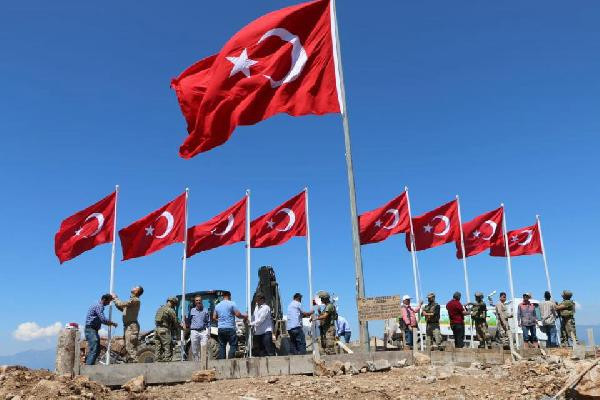 9 şehit verilen tepeye 9 Türk bayrağı