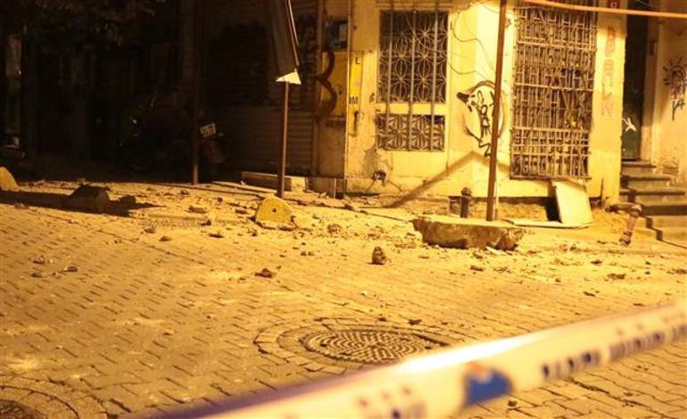 İstanbul'da tarihi bina gece yarısı çökmeye başladı 