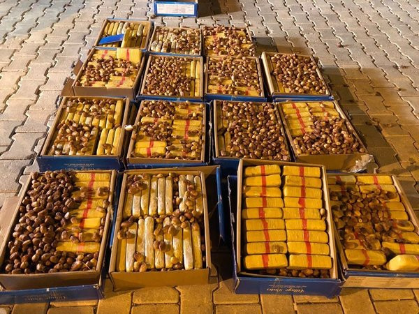 Bunu da yaptılar: Üstü hurma, içi uyuşturucu ! 