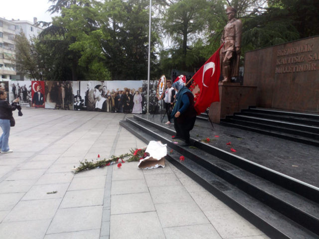 Atatürk anıtındaki HDP CHP çelengini parçaladı !