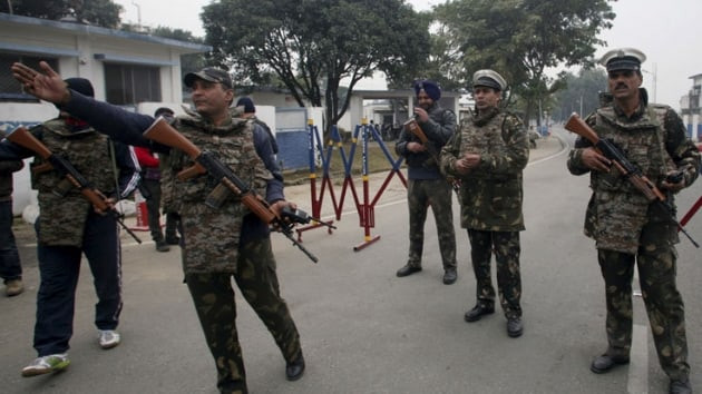 Hindistan'da bombalı tuzak: 6 polis öldü