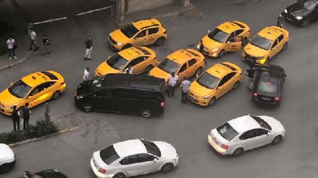 İstanbul'da şok görüntü ! Taksiciler yolunu böyle kesti - Resim : 1