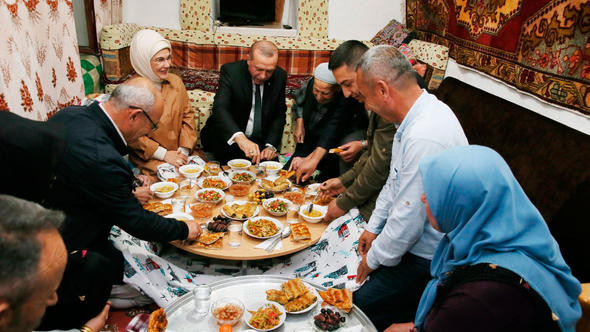 Erdoğan yer sofrasında iftar yaptı