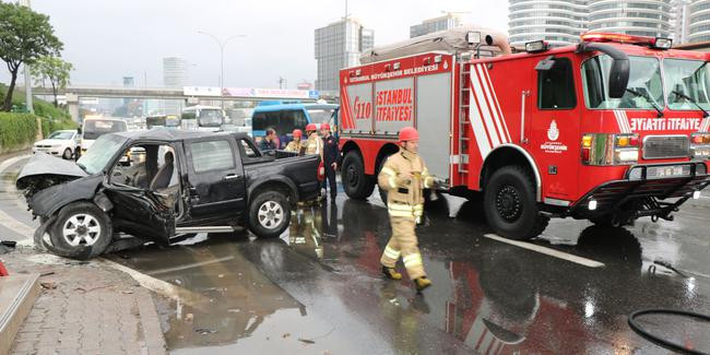İstanbul'da otomobil otobüs durağına daldı