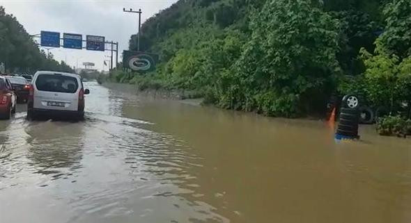 İstanbul yolunu su bastı