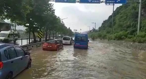 İstanbul yolunu su bastı
