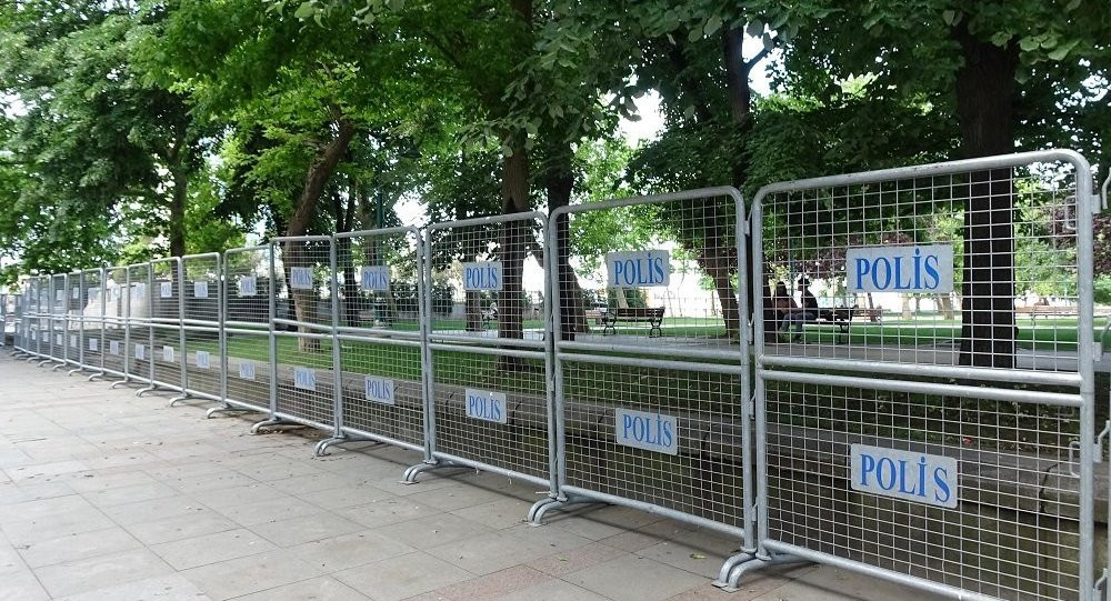 Gezi Parkı'na polis barikatı