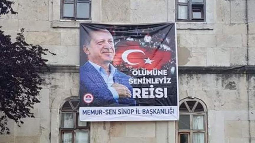 Öğretmenevine ''Ölümüne Seninleyiz Reis'' afişi