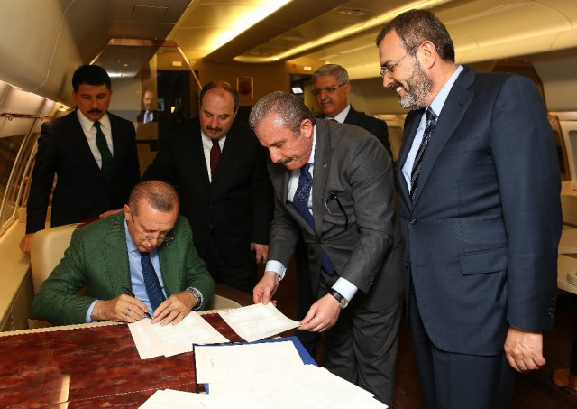 Erdoğan, Cumhur İttifakı protokolünü uçakta imzaladı