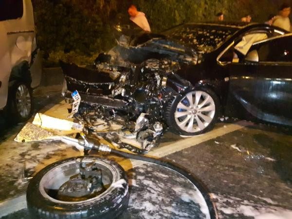 Alev alev yanan otomobile TOMA müdahale etti - Resim : 2