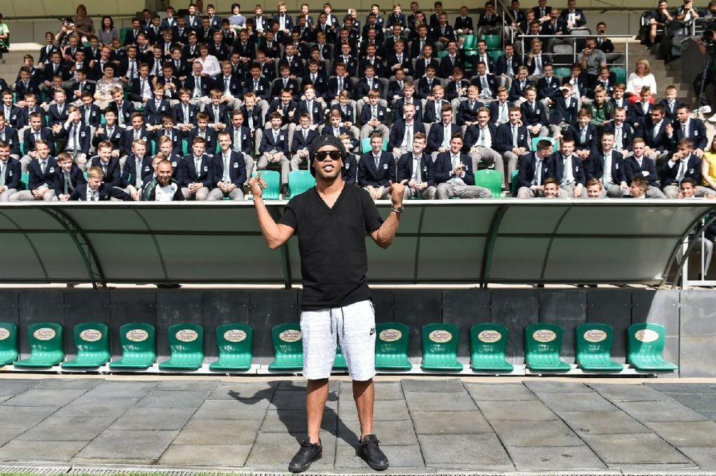 Ronaldinho Türk yapımı stadı ziyaret etti !