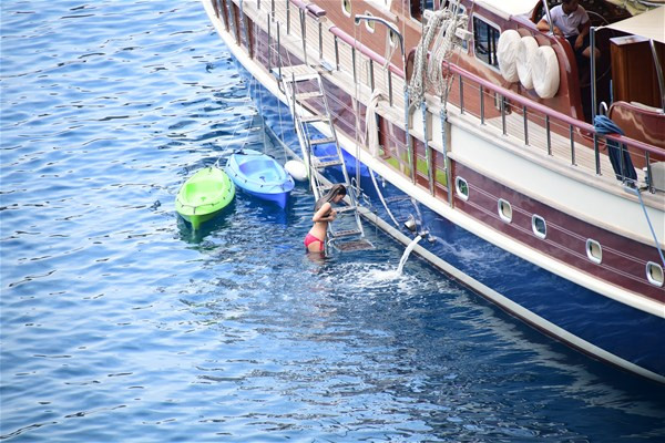 Bensu Soral'dan bikiniye havlulu önlem