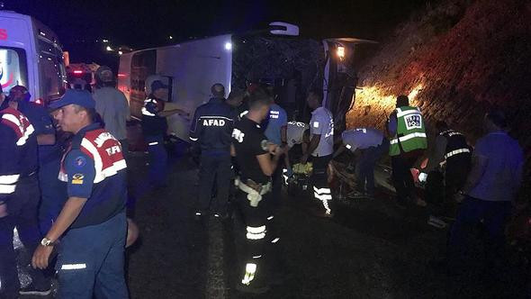 Yolcu otobüsü devrildi: Ölü ve yaralılar var
