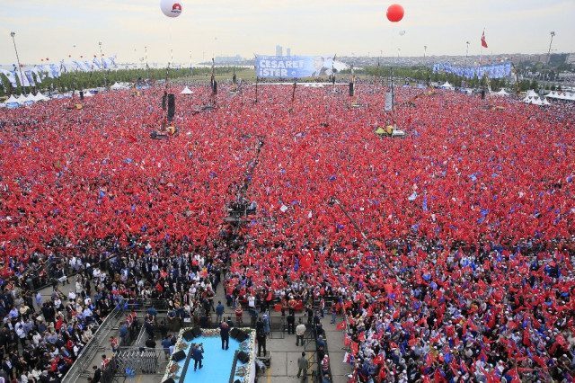 AK Parti'nin İstanbul mitingine kaç kişi katıldı ?