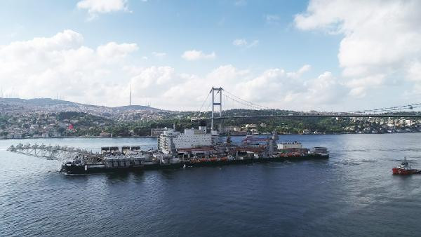Dev gemi İstanbul Boğazı'ndan geçiyor