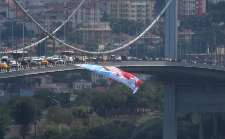 15 Temmuz Şehitler Köprüsü'ne Akşener posteri asıldı