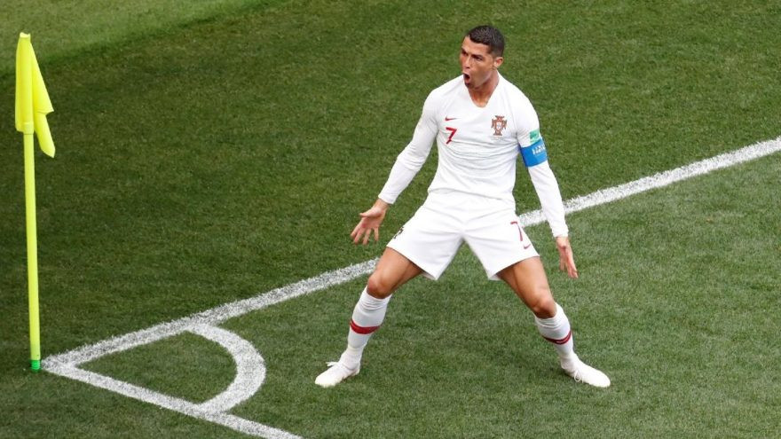Ronaldo Portekiz'i sırtlıyor !