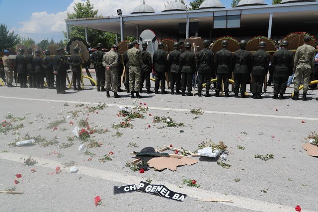 Şehit cenazesinde ''çelenk'' gerginliği
