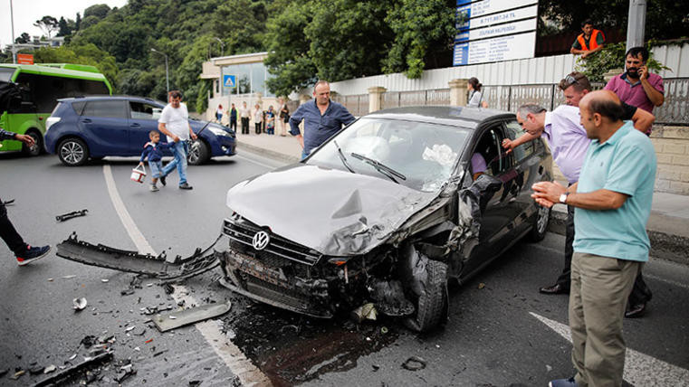 Yolcu dolu minibüsle otomobil kafa kafaya girdi