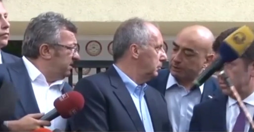 Muharrem İnce'nin kulağına fısıldayan adam kim ?