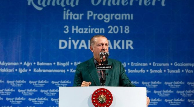 Erdoğan'ın konuşması sırasında promter arızalanınca...