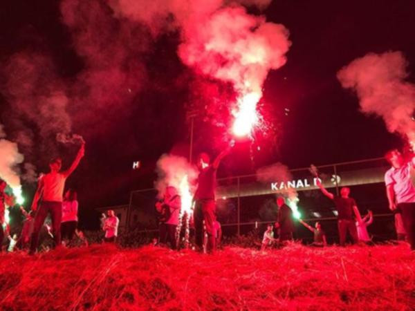 İYİ Partililer'den Kanal D ve CNN Türk önünde protesto