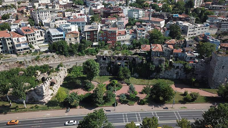 İstanbul'da 1600 yıllık sarayı yağmaladılar