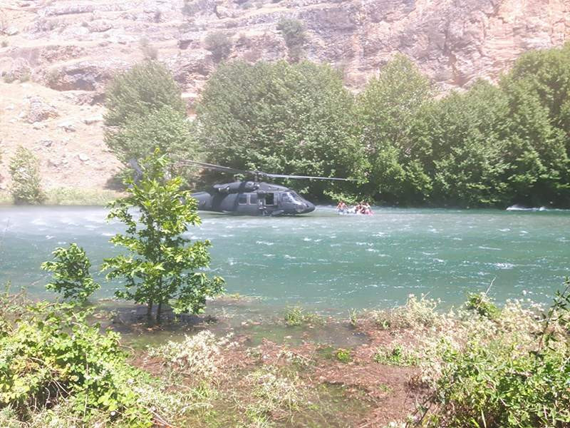 Dicle Nehri'nde mahsur kaldılar, askeri helikopter kurtardı
