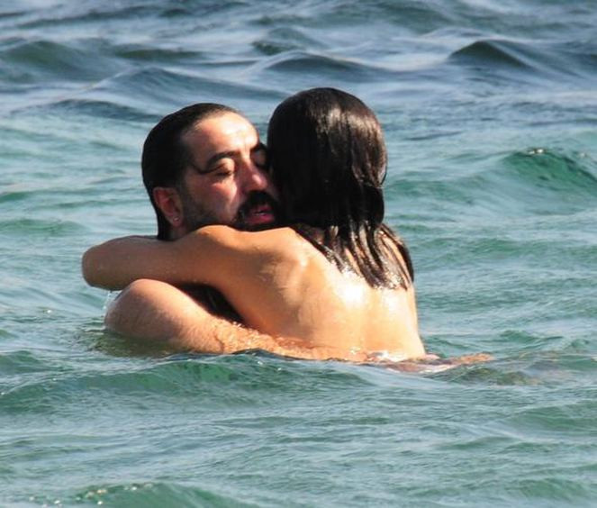 Şerif Sezer kızı Deniz Arna ve damadı Devrim Erdoğan'la tatilde