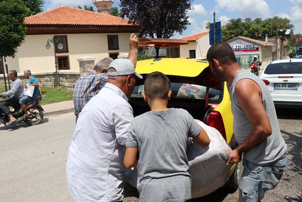 Bagajdan 3 kişi zor indirdi... Görenler şaştı kaldı !
