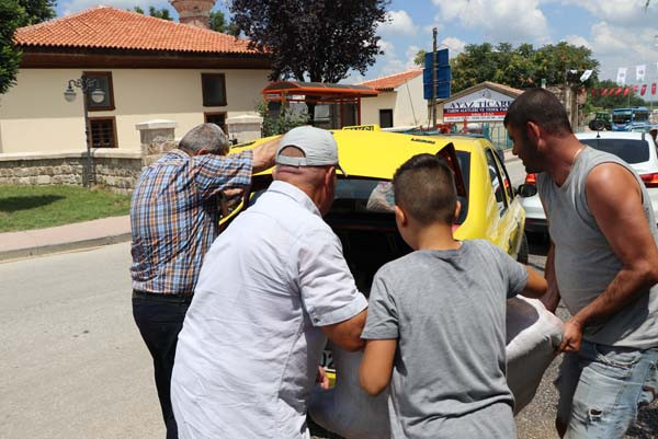 Bagajdan 3 kişi zor indirdi... Görenler şaştı kaldı !