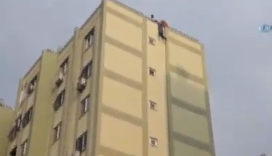 Kendini boşluğa bırakmıştı... Son anda yakaladılar