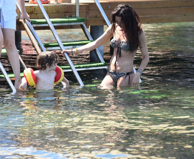 Hande Ataizi bikinisiyle yıllara meydan okudu