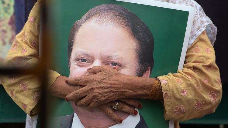 Pakistan'ın eski Başbakanı ve kızı gözaltında