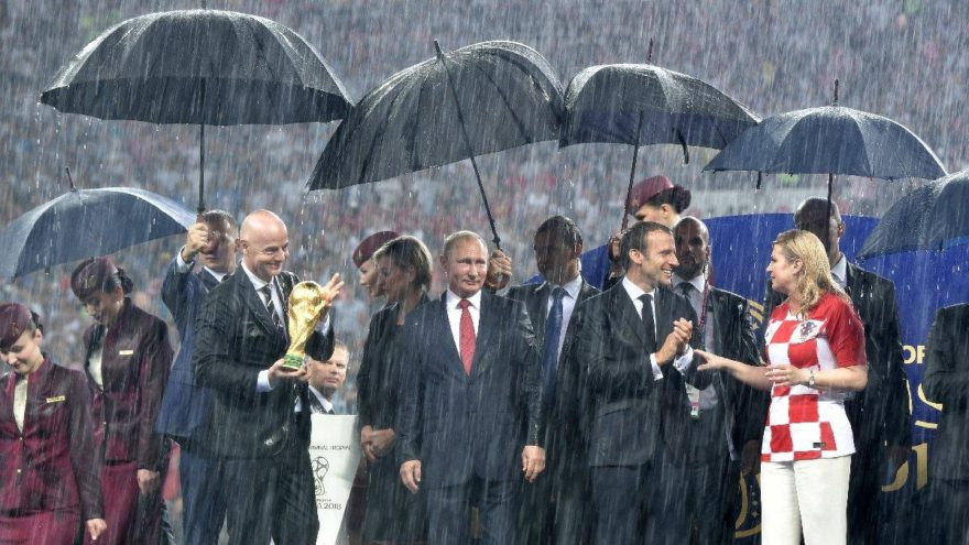 FIFA yetkilisi madalyayı cebe atınca...