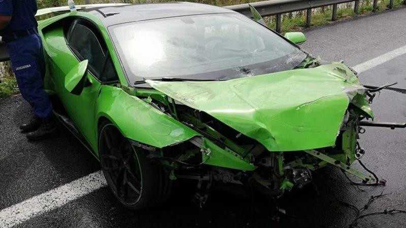 Milli futbolcu lüks aracıyla trafik kazası geçirdi !
