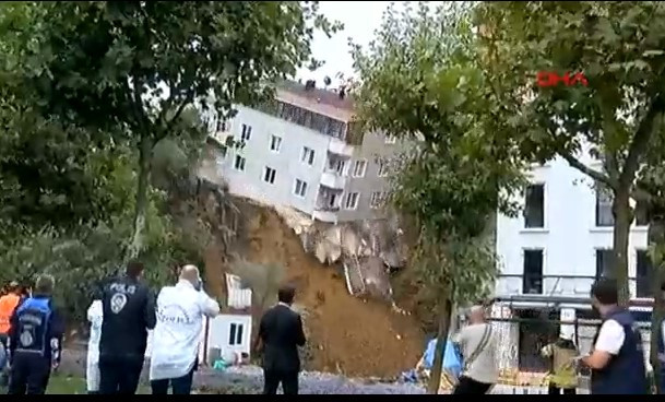 İstanbul'da 4 katlı bina böyle çöktü