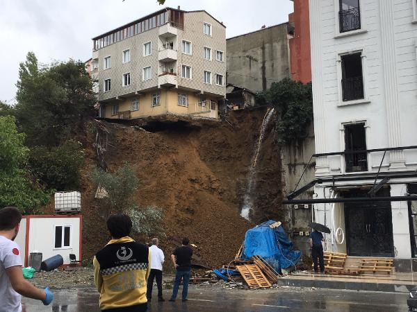Sütlüce'de 4 katlı apartman yıkıldı - Resim: 4